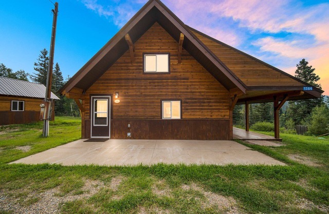 Welcome to Lemon Lodge! Relax and unwind in this private and secluded cabin.