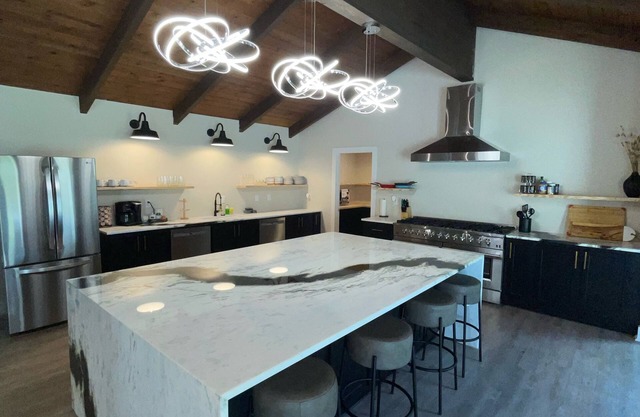 Welcome to the Sip! 7 bed 9 bath party house. Create your own grove party!