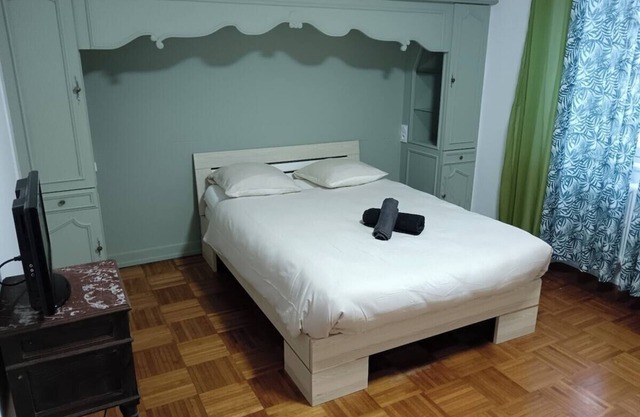 Welcome to this charming room located at 32 avenue Victor Hugo.