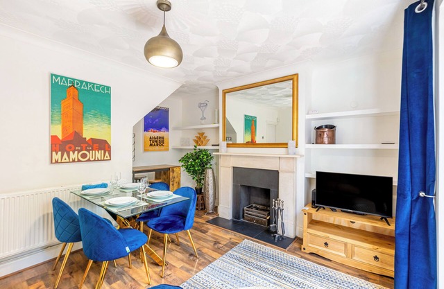 Welcoming 2-storey 2BR w/Garden near Angel Street