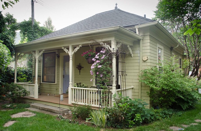 Welcoming cottage and artist's studio in the historic Old North End