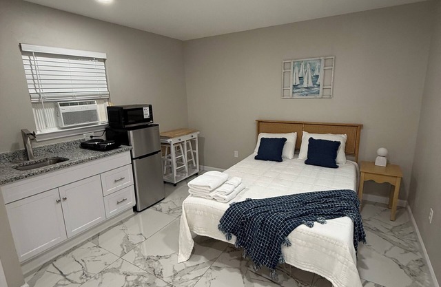 Welcoming studio with AC near Downtown and NAS.