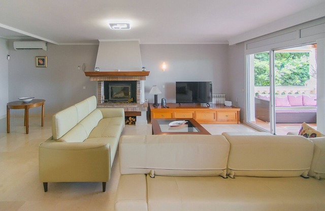 WELCS VILLA 281 EMP with shared pool