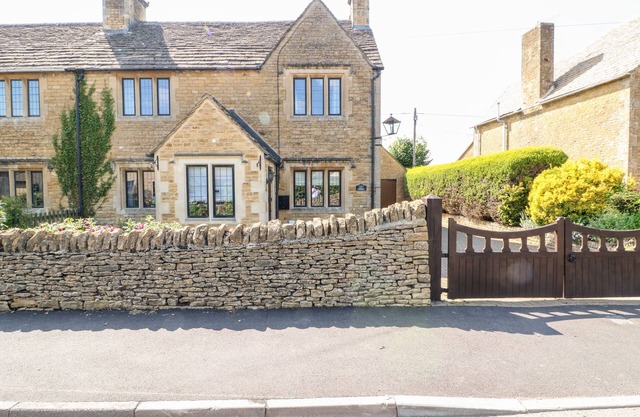 WELL COTTAGE, pet friendly, with open fire in Bourton-On-The-Water