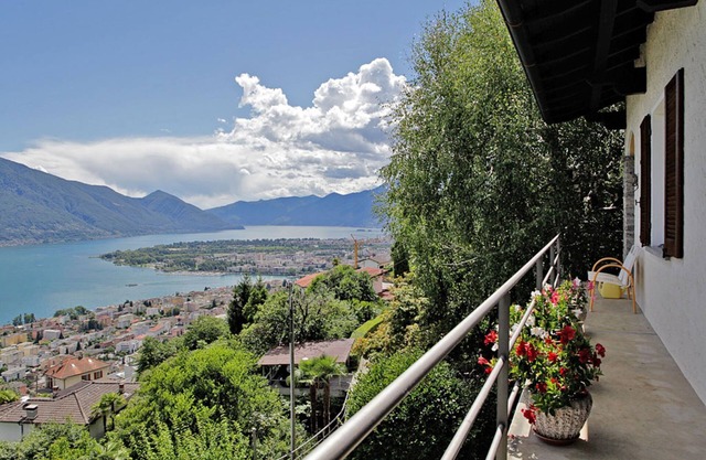 Well-kept Ticino detached house on a sunny slope above Locarno with panoramic views