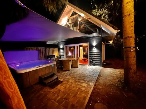 Wellness Tuin - Ultieme Partner Beleving - Privé Wellness Vakantiehuis met Privé Jacuzzi in Privé tuin, Privé Indoor Sauna en Privé Indoor Stoomcabine in Koloniale Stijl - Gratis Fles Prosecco & Leuke Partner Connect Box !