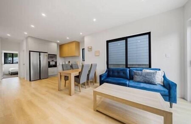 West Harbour Escape Contemporary 4-Bedroom Unit B