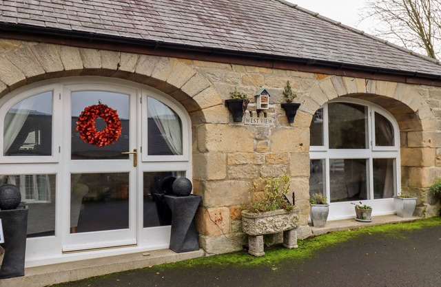 WEST VIEW, pet friendly, character holiday cottage in Ponteland