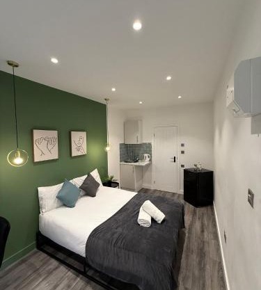 Westfield Shopping Studios - 129 - Chic City Escape