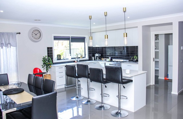 Wetland Gem, 2 minutes' walk to the parks and shops! Close to beaches