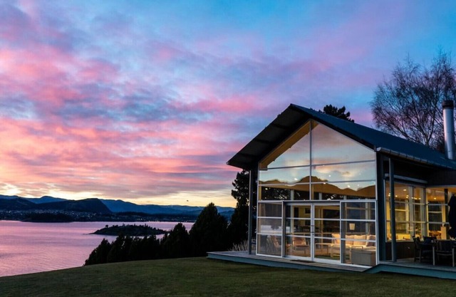 Whare Kea - Lakefront luxury villa in Lake Wanaka