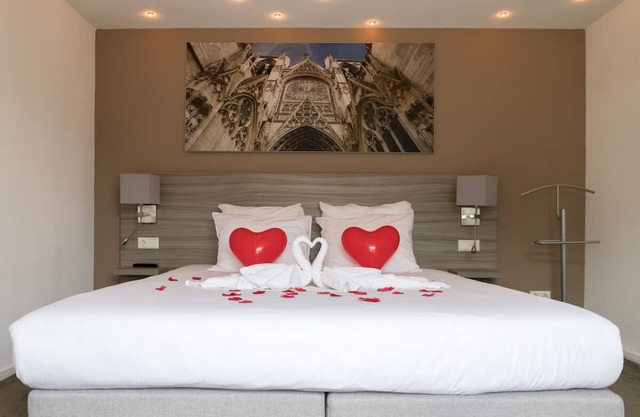 Where History and Nature Meet for the Perfect Relaxing Getaway! Onsite Dining!