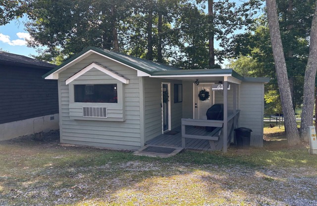 Whispering Pines - a Charming 2-bedroom cabin with WiFi, AC in serene Pipestem