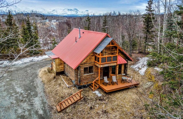 Whispering Pines Hideaway~Secluded, Rustic, Cozy