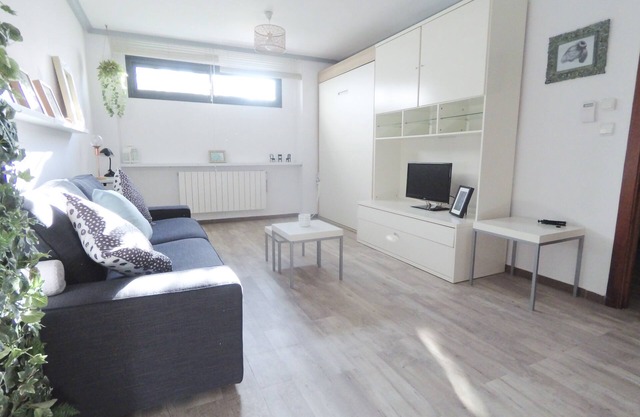 WHITE apartment for SKI and ALHAMBRA. Private garage