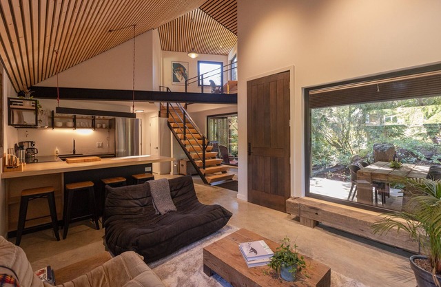 White Bear Cottage-Chesterman, OD shower, Surf, BBQ