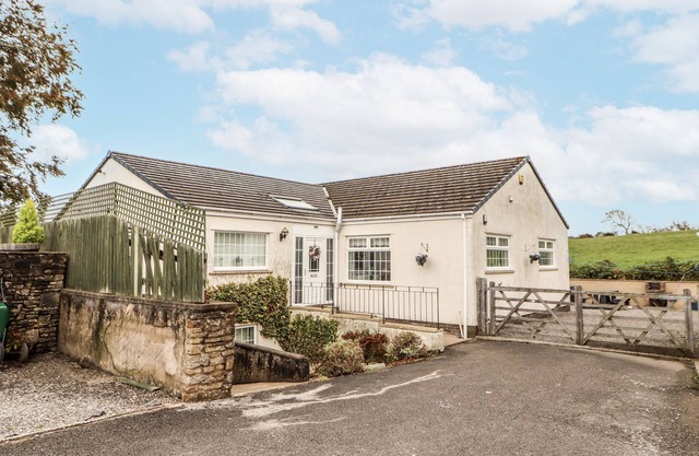 WHITE GABLES, family friendly, with a garden in Great Clifton