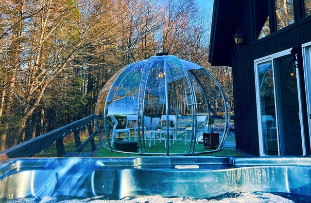 White Holiday Cozy Chalet W Hot Tub bubble room and pool