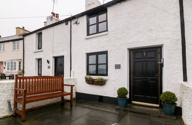 WHITE LILAC COTTAGE, pet friendly, with open fire in Brynsiencyn