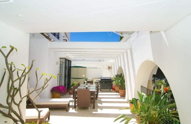 White Pearl Beach apartment with shared heated pool, BBQ