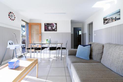 White Sands Coastal Getaway – Steps to the Shore