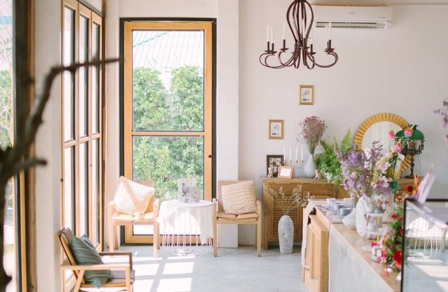 White Wall Riverfront Hotel