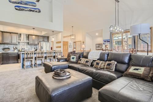 White Wolf #890 - Great Home with Private Outdoor Hot Tub - Shuttle to Slopes