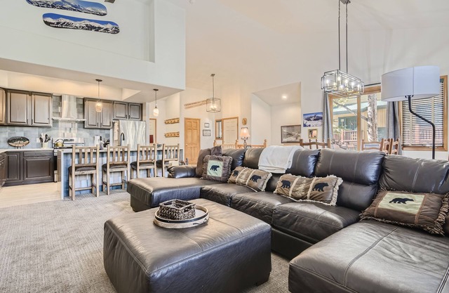 White Wolf #890: Newly Renovated- Private Outdoor Hot Tub- Shuttle to Slopes