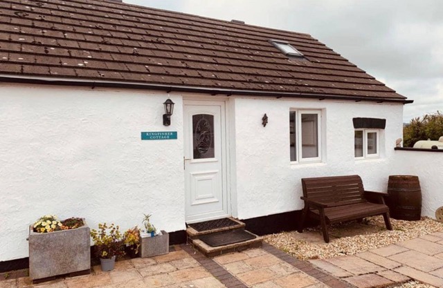 Whitewashed 1 bedroom stone cottage, with king size 4 poster bed. Pet friendly.