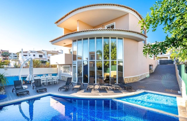 Wide luxurious villa with heated pool and jacuzzi