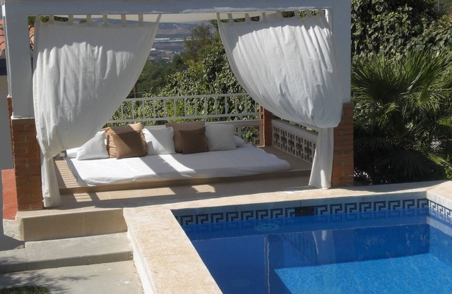 WiFi, MOUNTAIN VIEWS, PRIVATE POOL, BADMINTON, FOOTBALL, TABLE TENNIS.