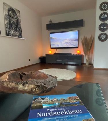 WIKINGERBUDE by Nordmann's Hus - mit großem Balkon, Garage & XXL- Sofa für bis zu 4 Personen