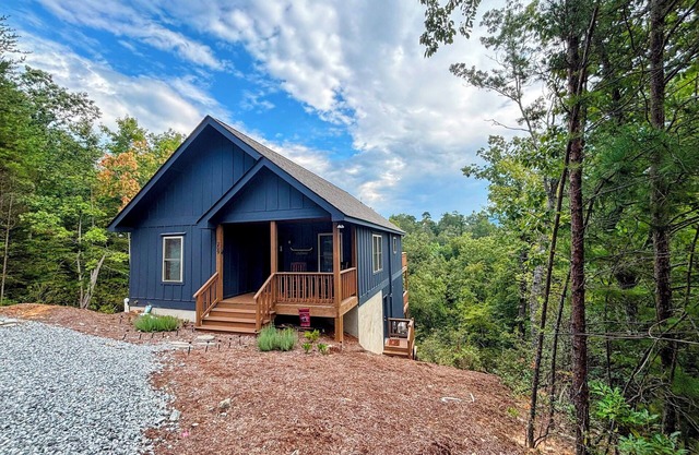 Wild Rose Cottage with Full Access to Rumbling Bald Amenities in Lake Lure!
