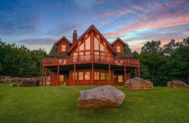 Wild View Lodge, Picturesque mountain escape, Hot Tub, Spacious living room