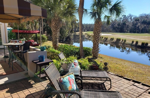 Wildlife Watching! Lagoon & Golf view, beach gear incl! 2 outdoor patios.