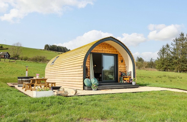 WILLOW, family friendly, character holiday cottage in Llanidloes