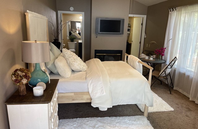 Willow Glen Hideaway - Charming Cottage with Hot Tub