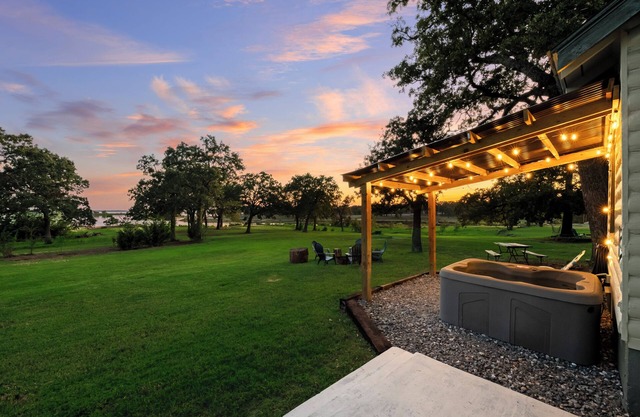 Willow Heaven- LAKEFRONT Cabin getaway with a Jacuzzi in Texoma Shores Resort