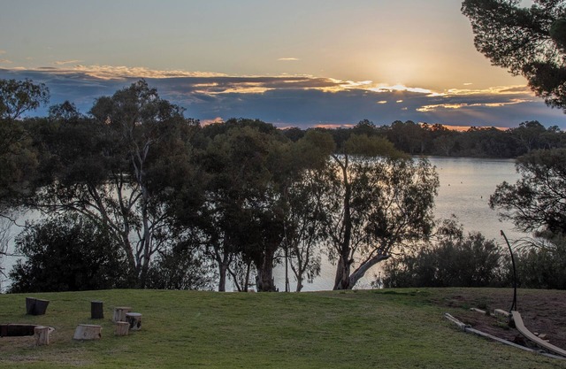 Willow Lodge Retreat – Murray Riverside Escape - Private Boat Ramp and Pontoon.
