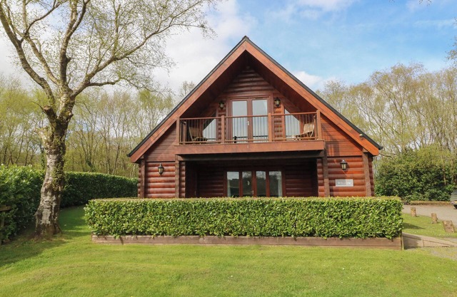 WILLOW, pet friendly, luxury holiday cottage, with hot tub in Dolton