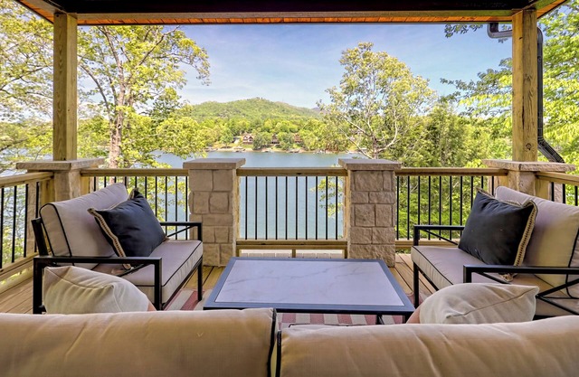 Windjammer Lakehouse by Chatuge Home Concierge lakefront, pool table, Fire pit, SUP, Kayaks, private dock with covered boat slip