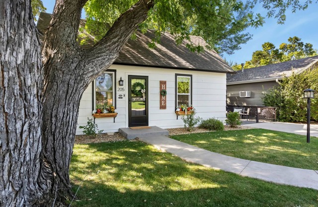 Windsor Farmhouse Family Fun, Yard & Fireplace