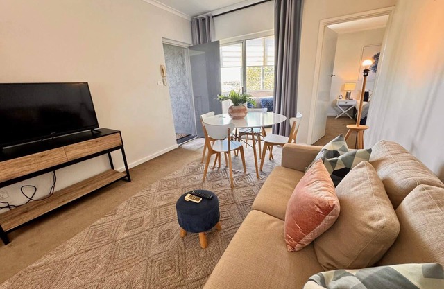 Windsor Prahran Sunny Spacious 1 Bed with Sunroom