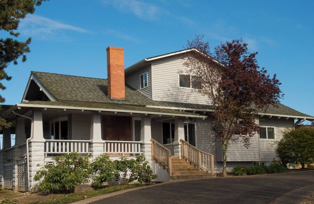 Wine Country Farmhouse with Gourmet Kitchen. Perfect for Large Groups.