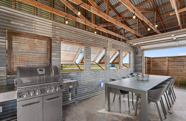 Wine Trail Retreat for 18, Party Barn, Hot Tub