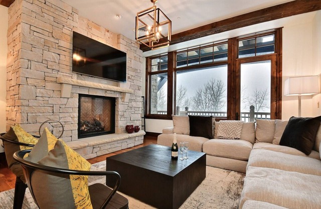 Winter Stays Available! Luxury condo with stunning views and lodge amenities