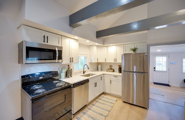 'wishin & Fishin' Walkable Erie Home By the Beach!