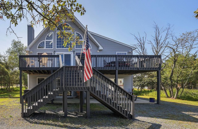 WolfRun Lake View Chalet, 200 feet from Lake, Hottub