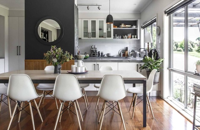 Wombat Edge ~ Daylesford Region ~ Country Home with Private Lake!