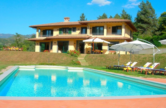 Wonderful private villa for 14 guests with WIFI, private pool, hot tub, TV, patio and panoramic .